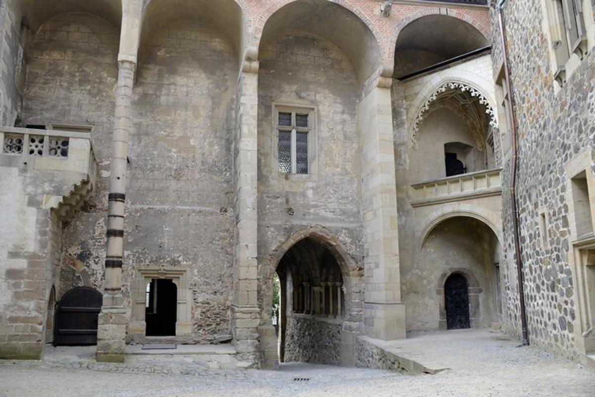 velká kamenná budova s oblouky po stranách