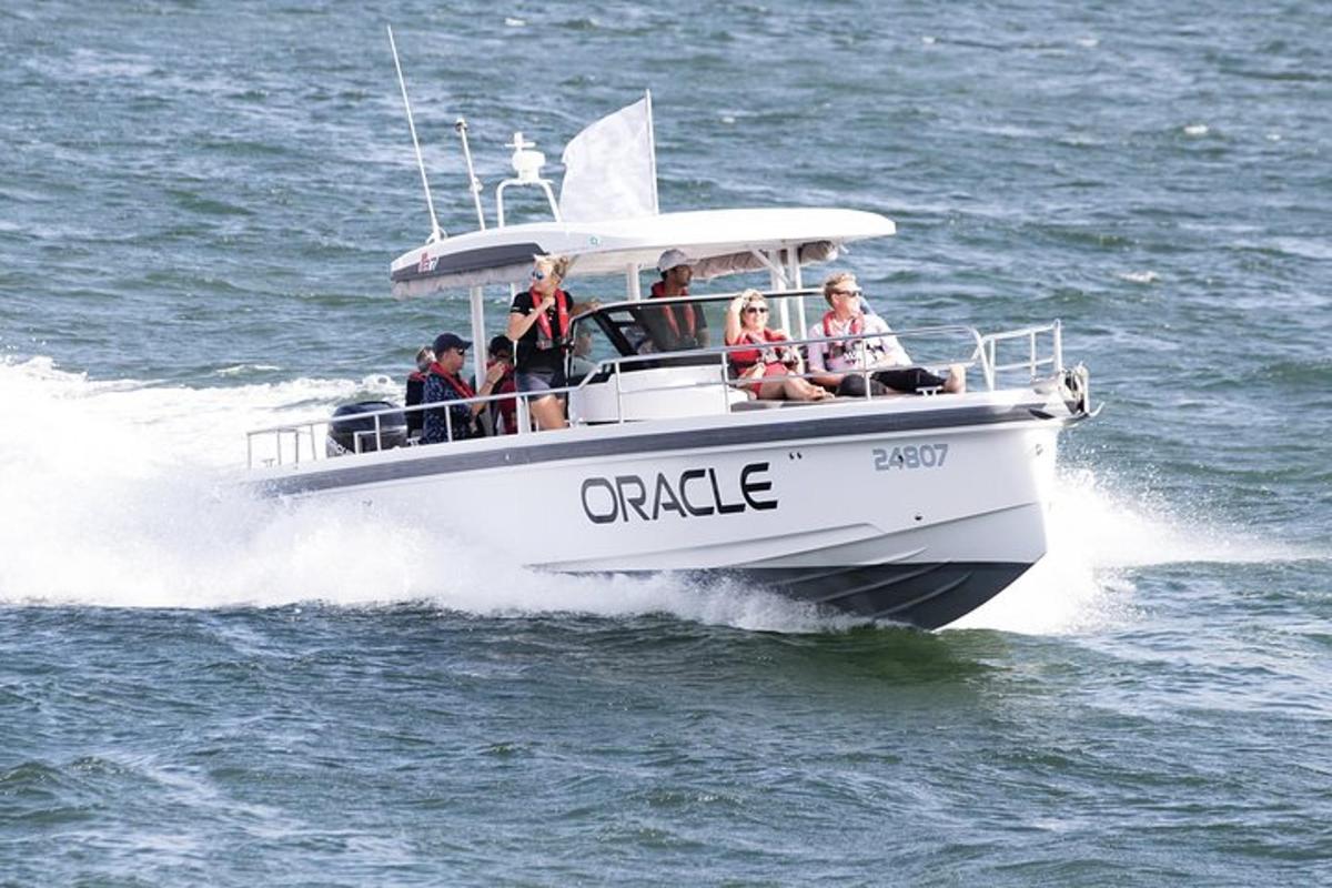 un gruppo di persone su una barca in acqua