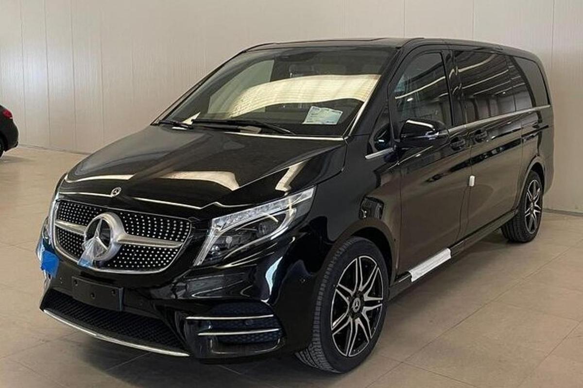 černé SUV zaparkované v garáži