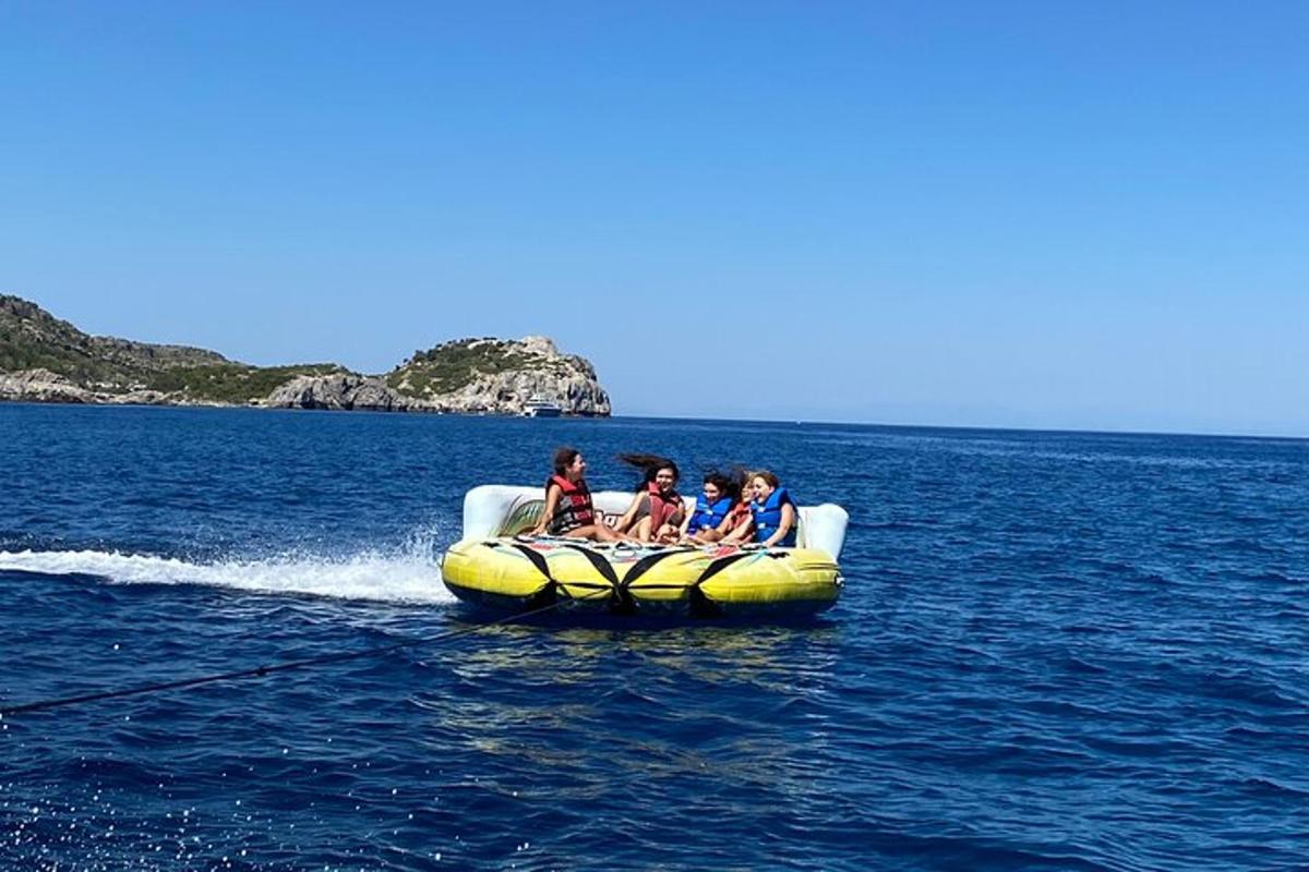 skupina ljudi, ki se vozijo na splavu v vodi