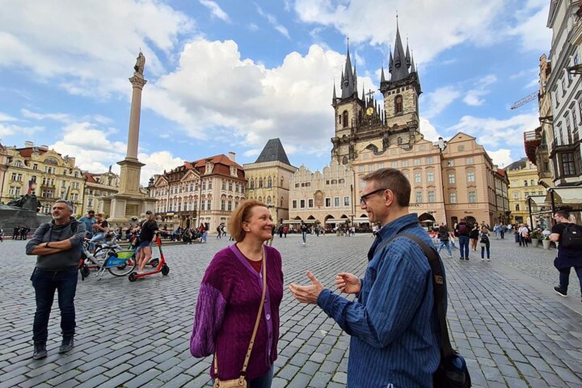muž a žena stojící před budovou