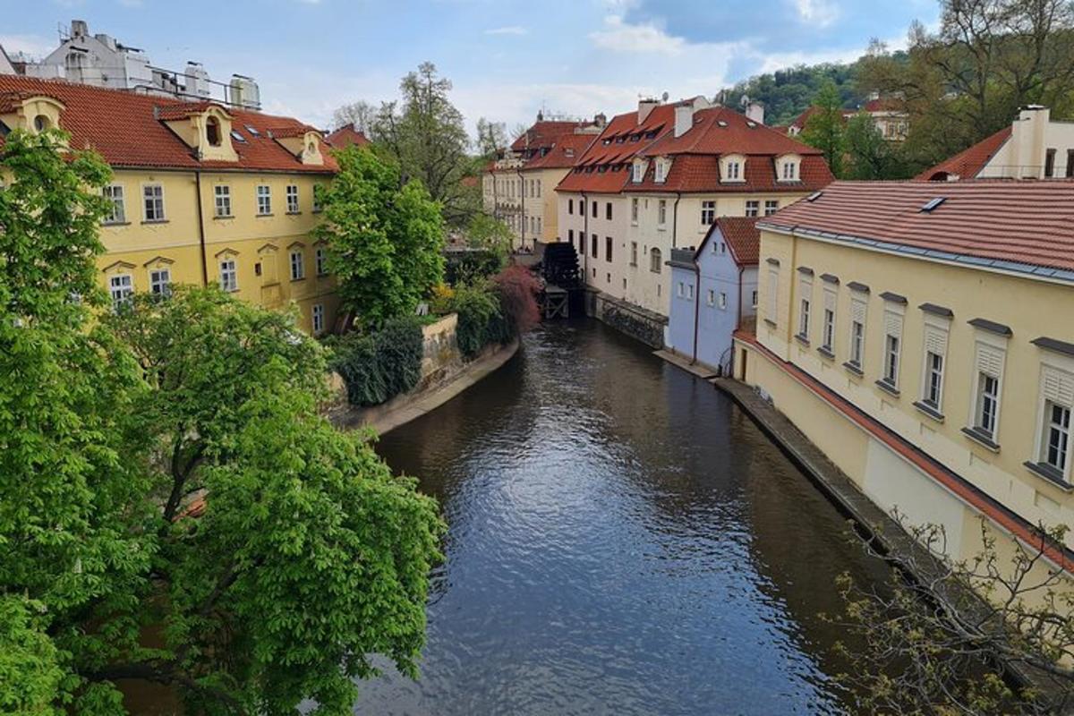 řeka ve městě s budovami a domy