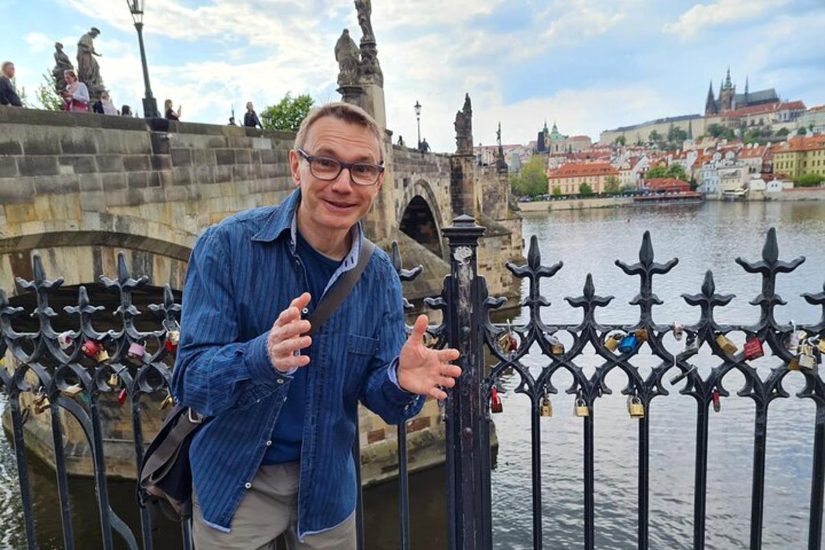 muž stojící před plotem