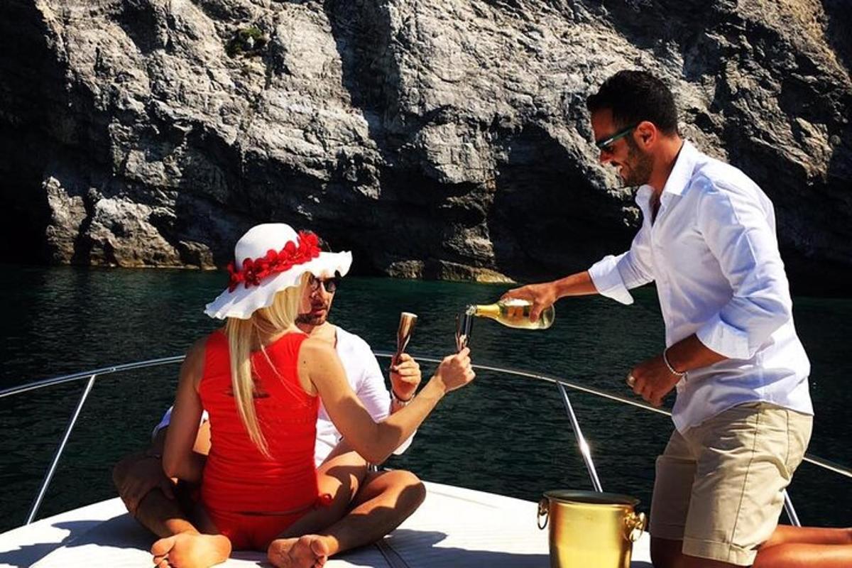 um homem dando uma garrafa de vinho a uma mulher em um barco