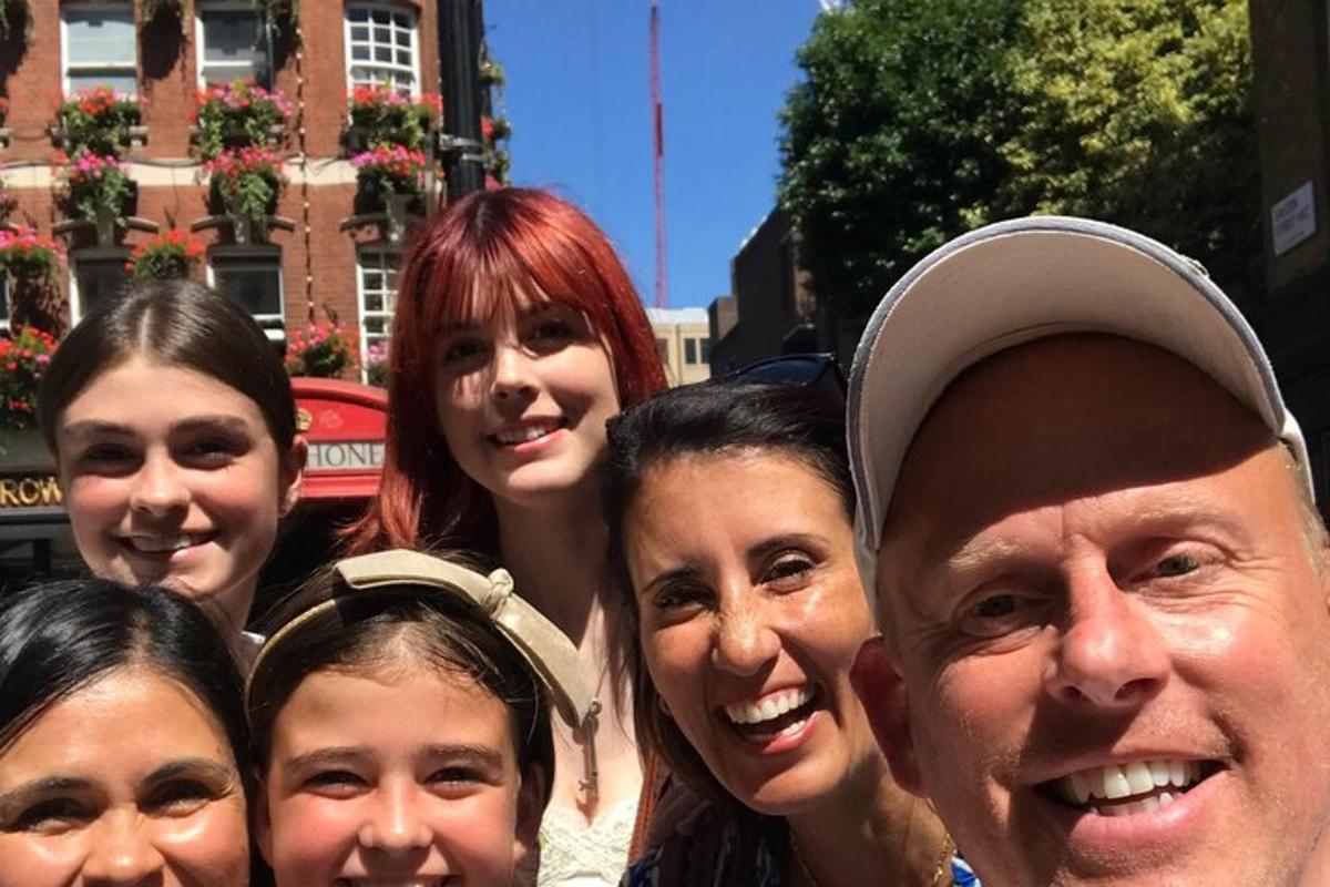 un gruppo di persone che posano per una foto