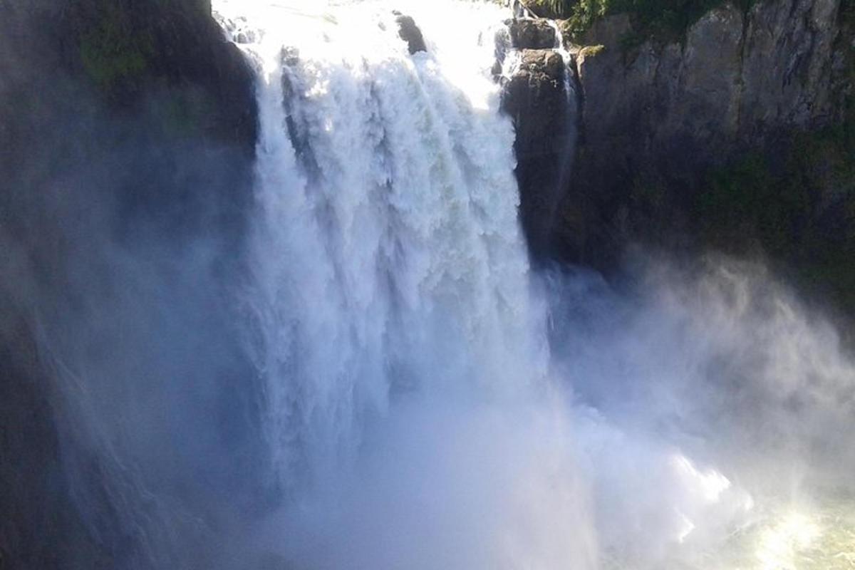 air terjun di tengah-tengah air terjun