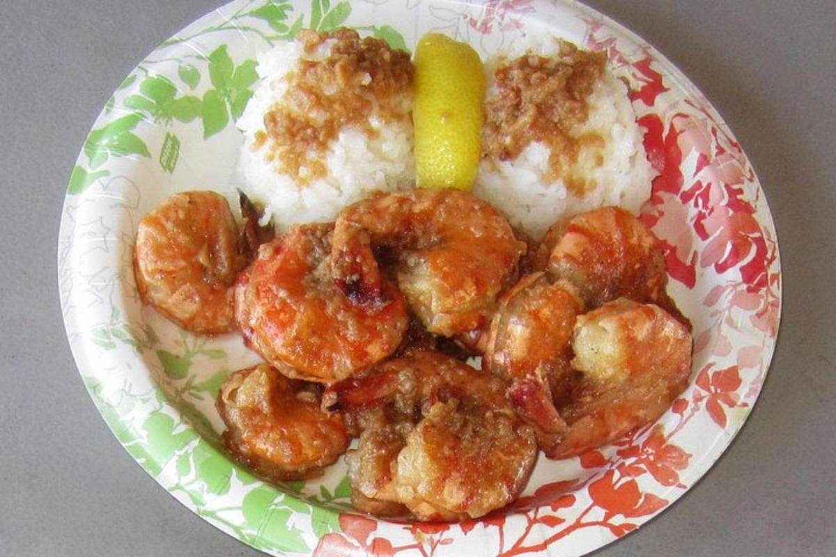 ein Teller mit Essen mit Garnelen und Reis darauf
