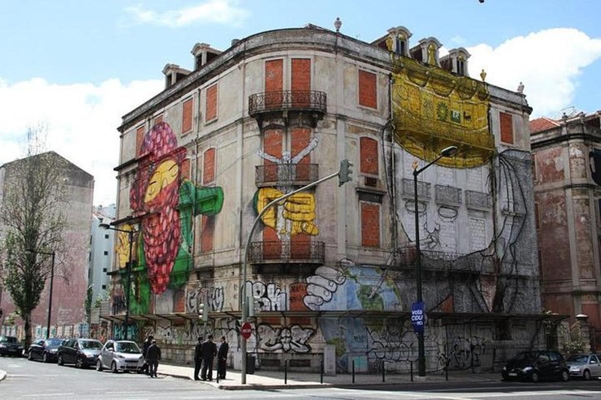 a building with graffiti on it on a city street