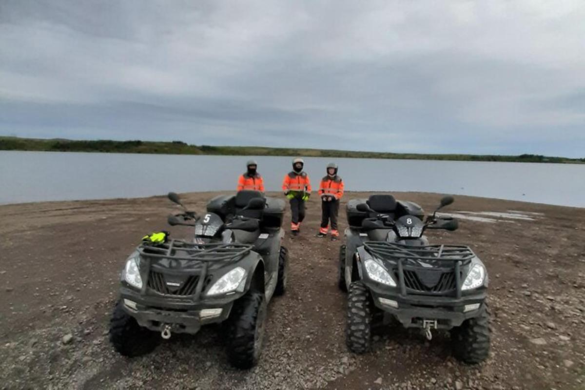 un gruppo di persone in piedi accanto a due quad e un gruppo di persone