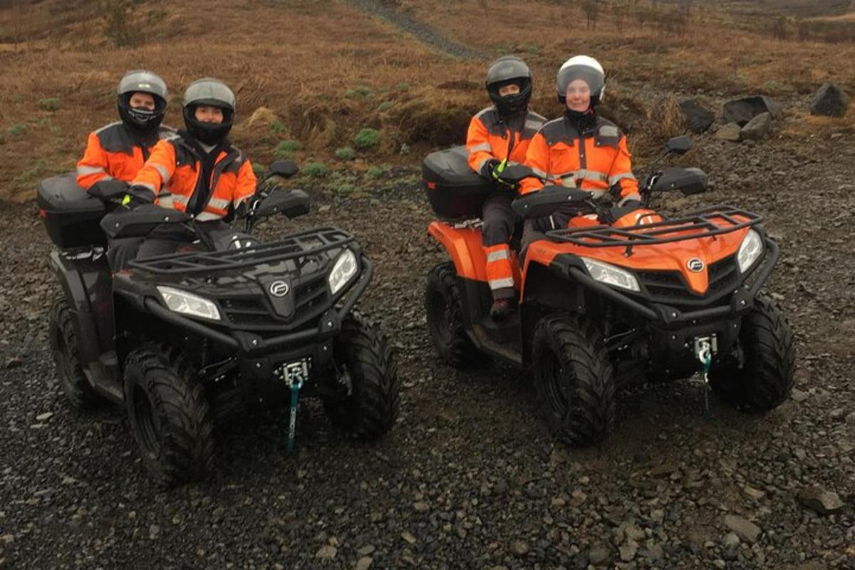 un gruppo di persone con giacche arancioni sedute su quad