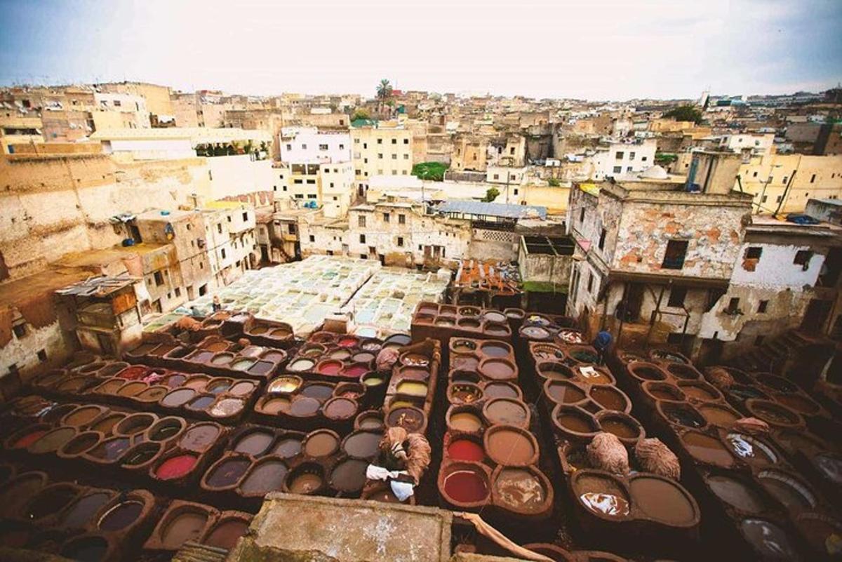 uma vista aérea de uma cidade com muitos telhados