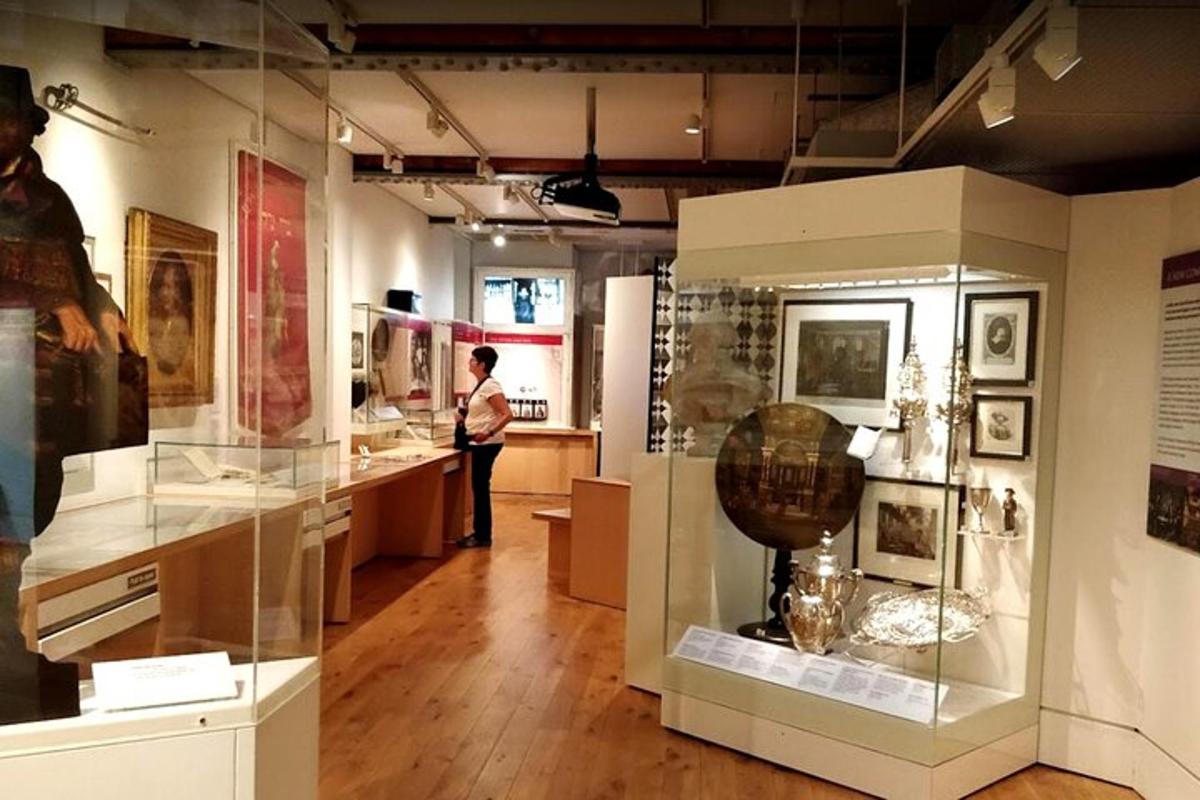 un homme se tient debout dans une exposition de musée