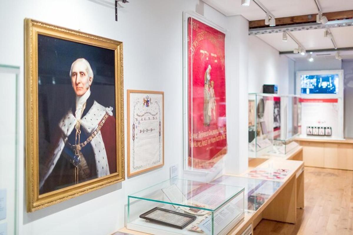 une exposition de musée avec le portrait d'un homme