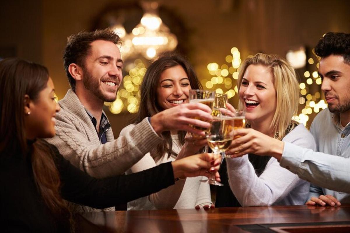 um grupo de pessoas segurando taças de vinho