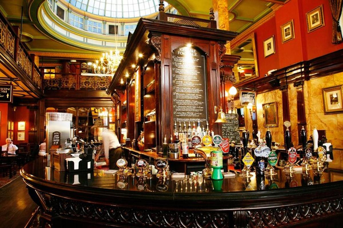 um bar em um pub com muito álcool