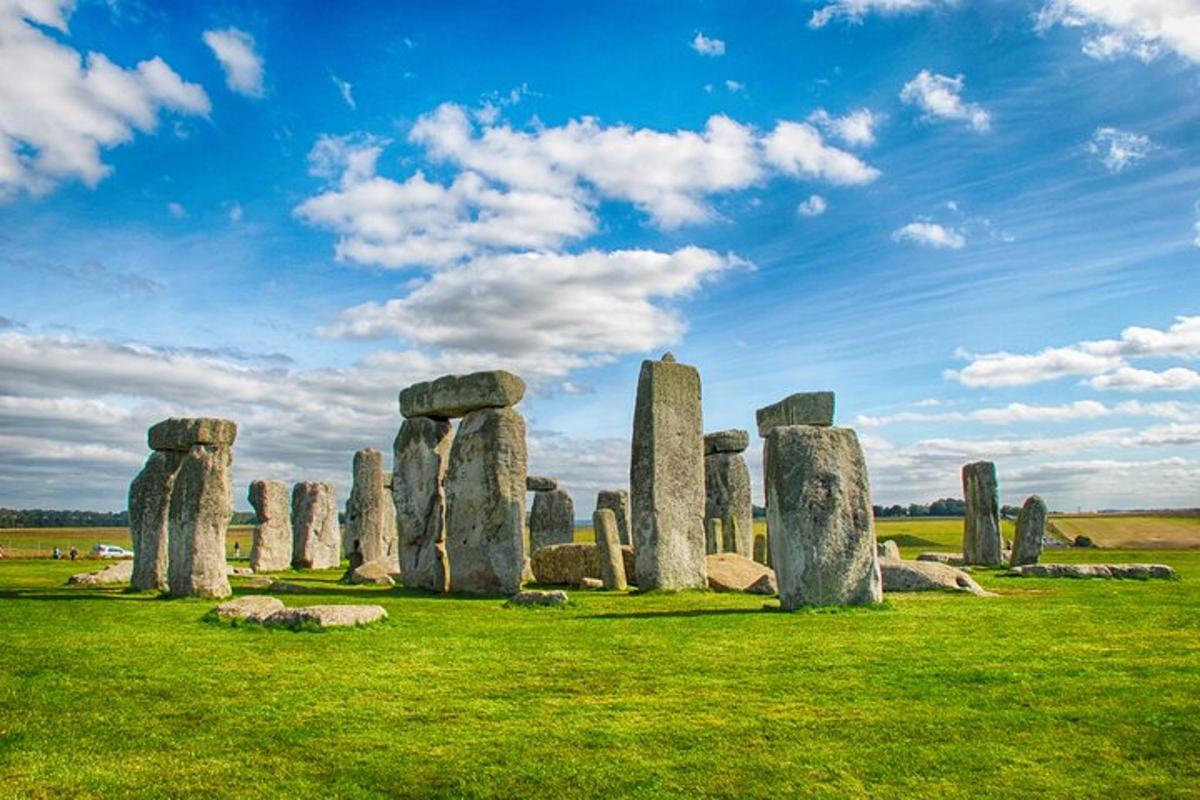 un gruppo di pietre di Stonehenge in un campo