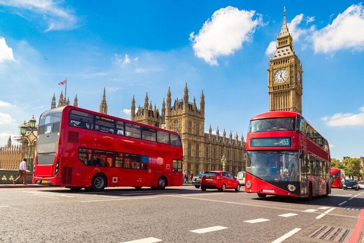 un autobus rosso a due piani che passa davanti alla torre dell'orologio del Big Ben