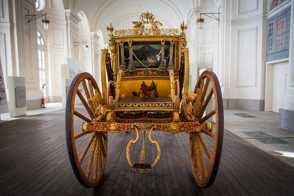 una carrozza d'oro esposta in un museo