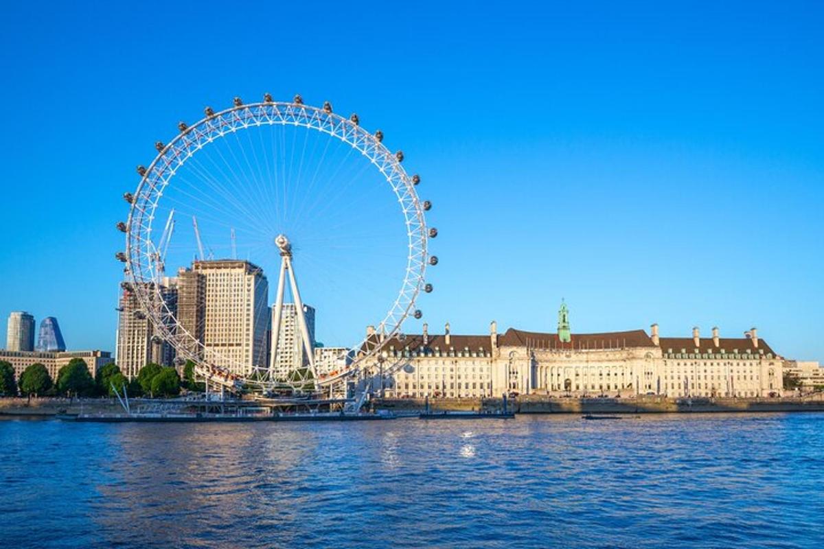 una grande ruota panoramica di fronte a una città