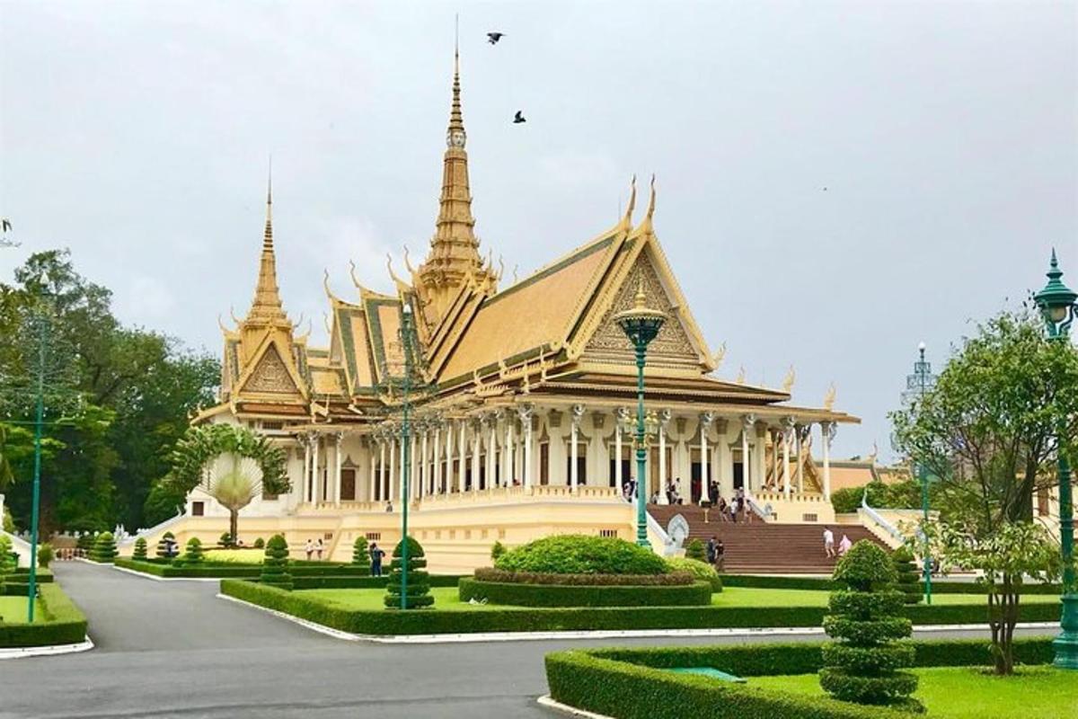 sebuah bangunan besar dengan dua menara di atasnya