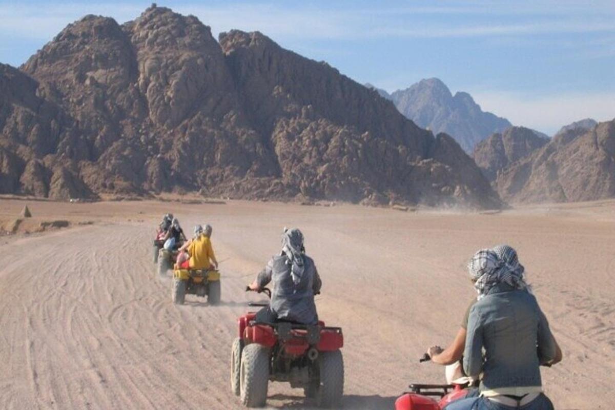 un gruppo di persone in motocicletta nel deserto