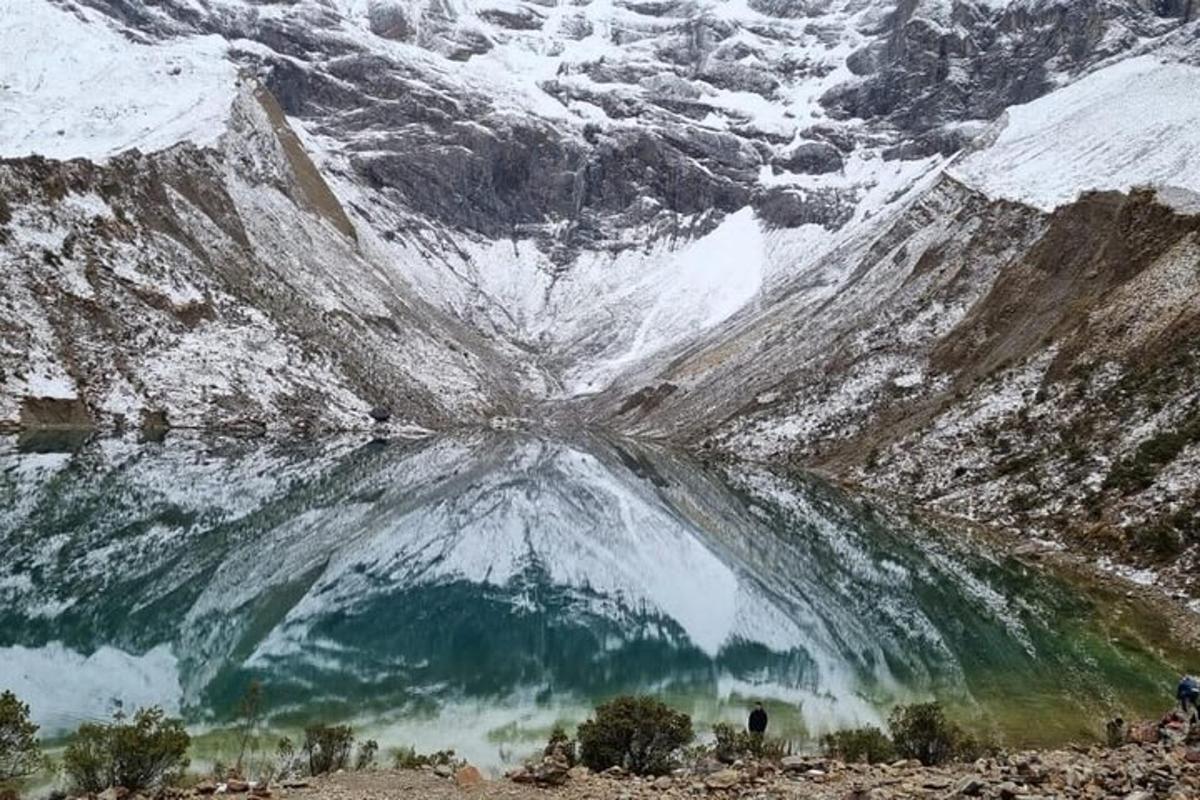 um reflexo de uma montanha em um corpo d'água
