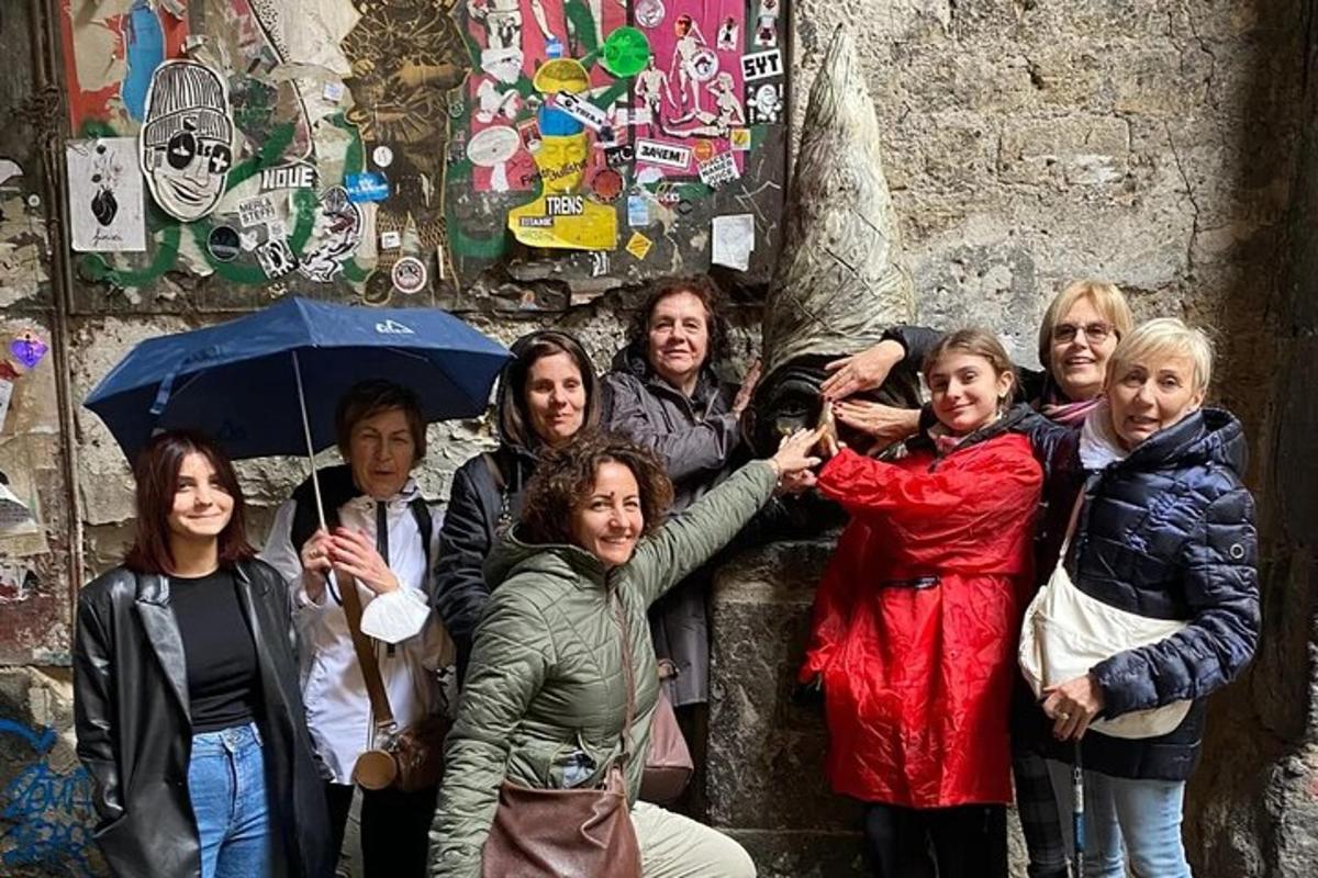 un gruppo di persone in piedi davanti a un muro