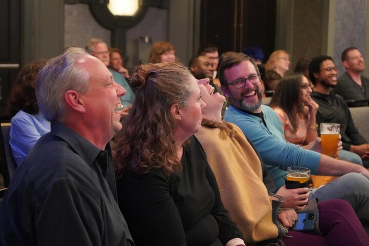 grupp inimesi istub toas õllega