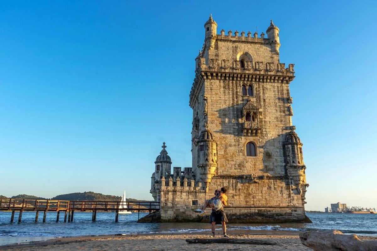 oseba, ki stoji na plaži pred stolpom v vodi