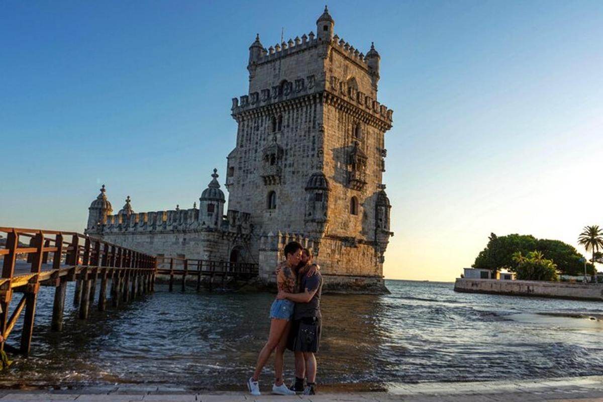 Una pareja abrazándose frente a la Torre de Londres.