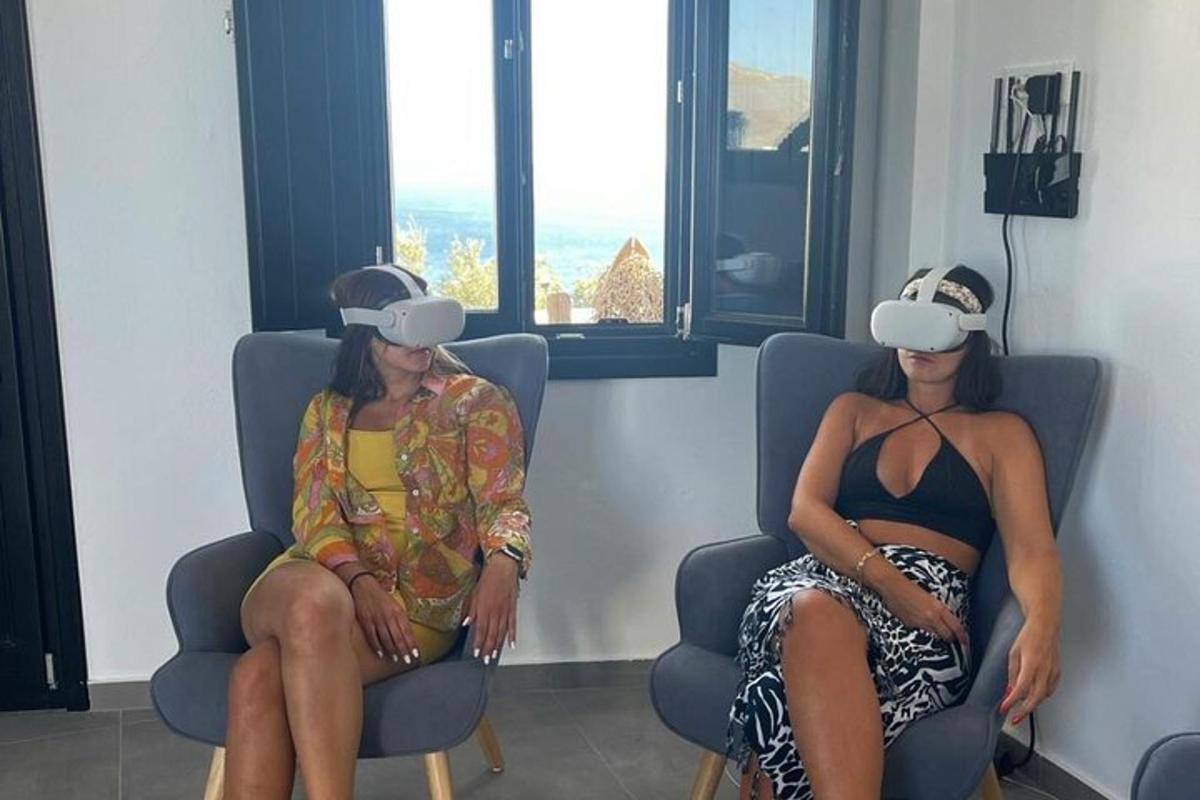 due donne sedute su sedie che indossano visori per realtà virtuale