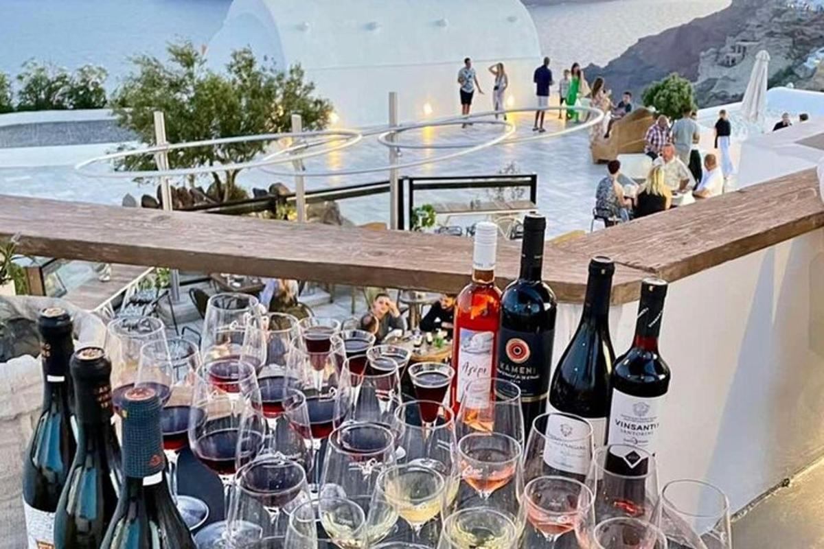 un mucchio di bicchieri di vino appoggiati su un tavolo