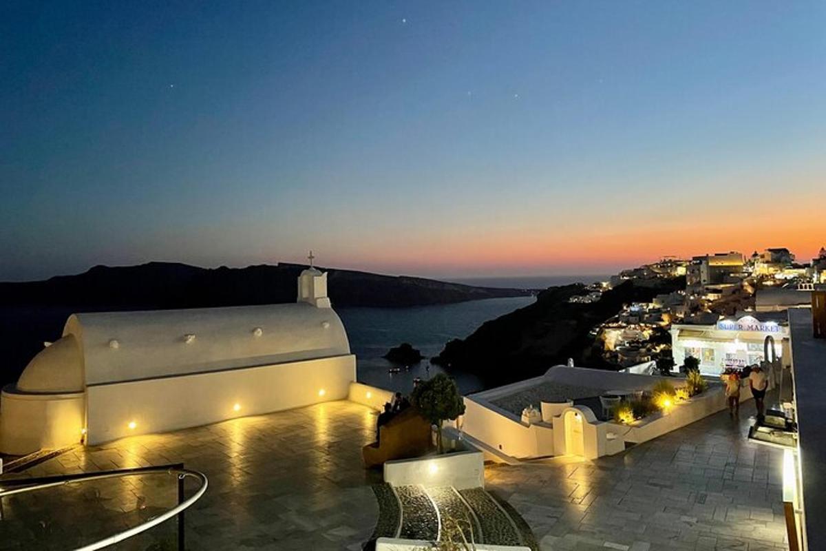 una vista di un edificio di notte con l'oceano