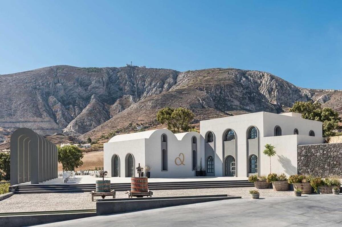una chiesa bianca con le montagne sullo sfondo