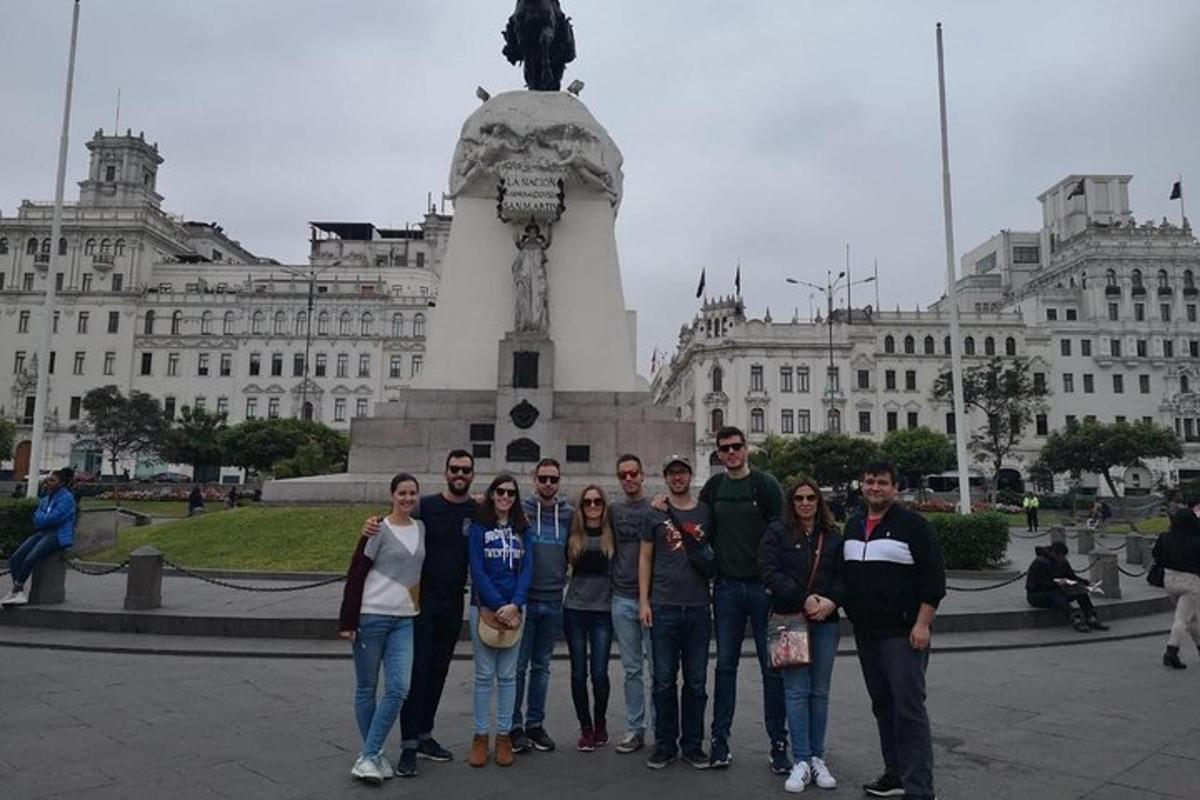 un grup de oameni care stau în fața unei statui