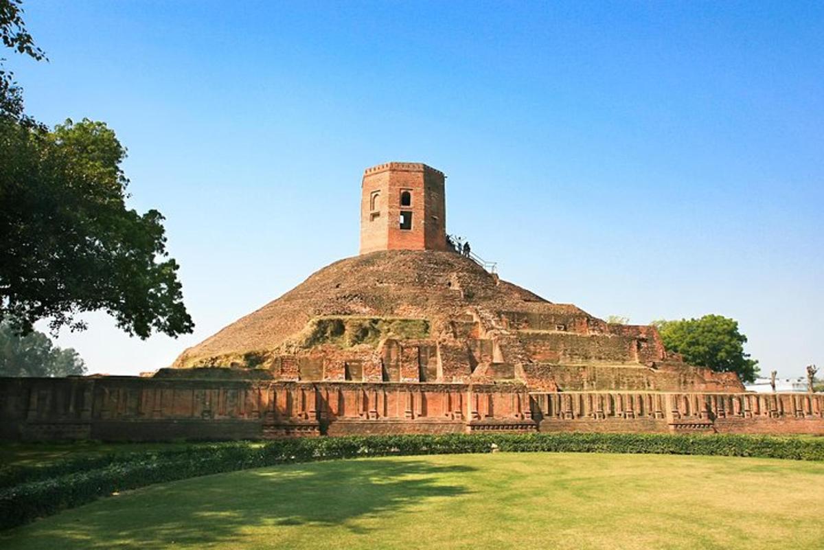 sebuah bangunan besar dengan menara di atasnya