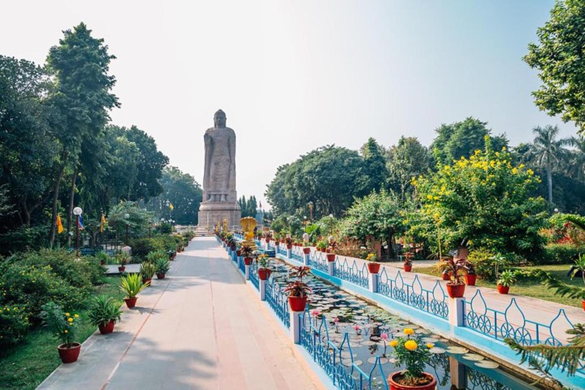 laluan pejalan kaki dengan monumen di latar belakang