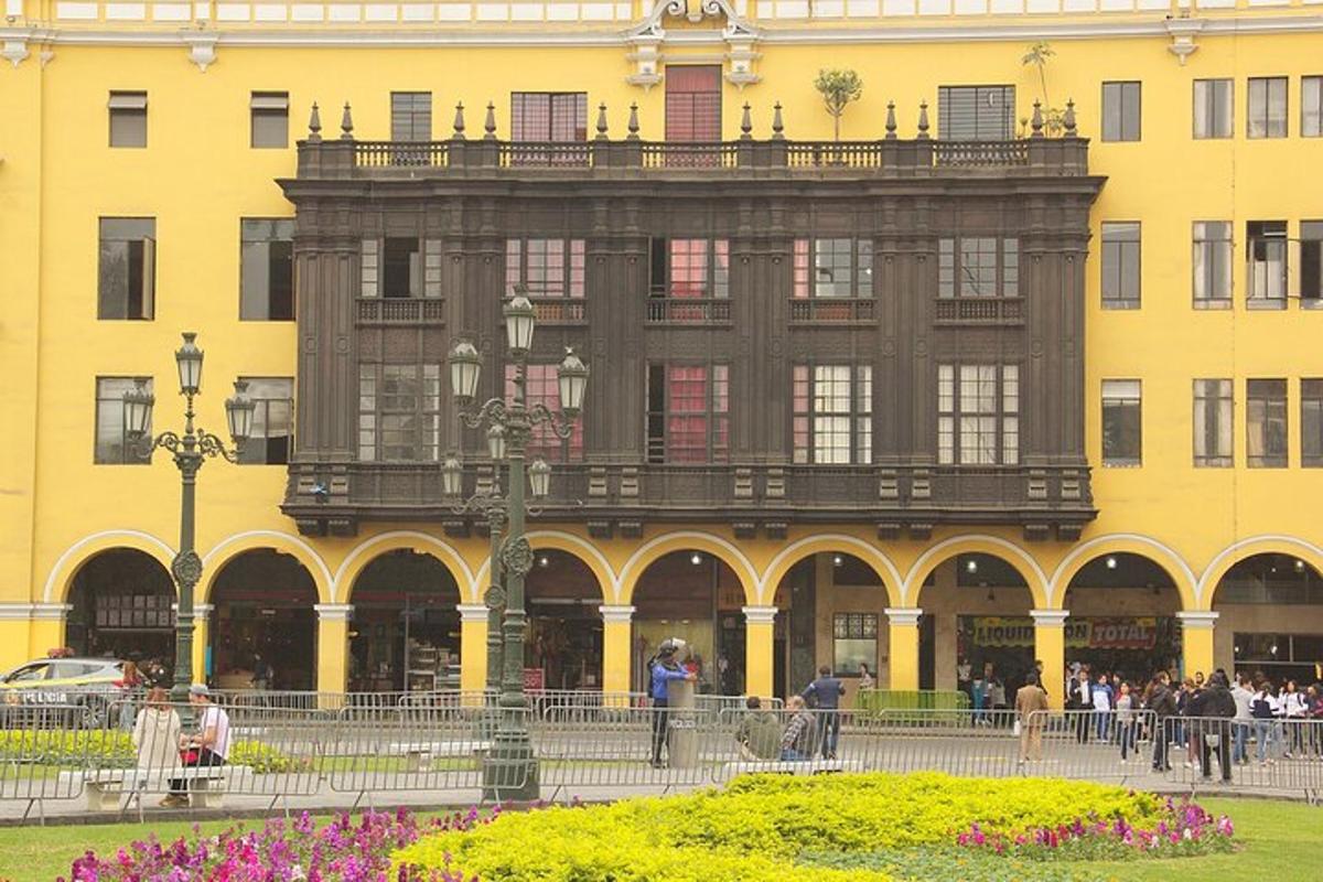 un gran edifici amb gent caminant davant
