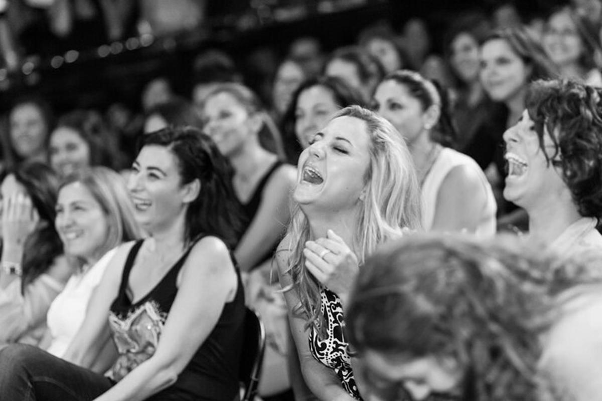 un gruppo di donne sedute in mezzo alla folla