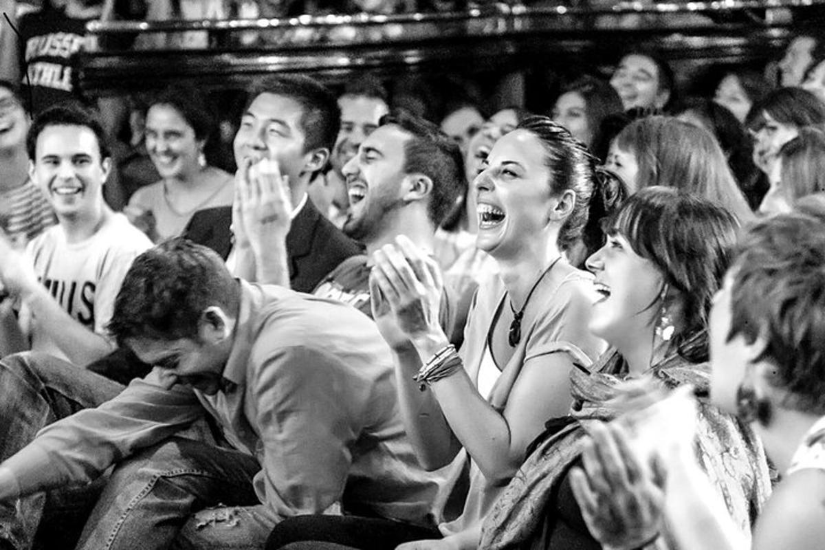 un gruppo di persone sedute in mezzo alla folla