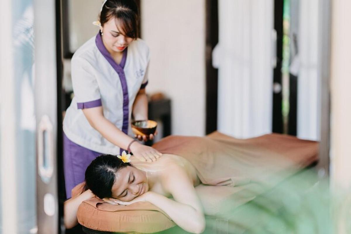 seorang wanita mendapatkan urutan di spa