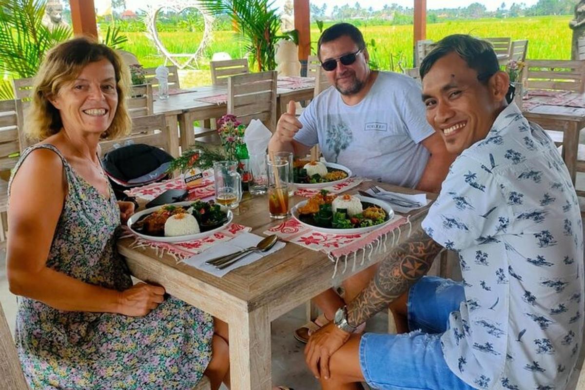 um grupo de pessoas sentadas à mesa com comida