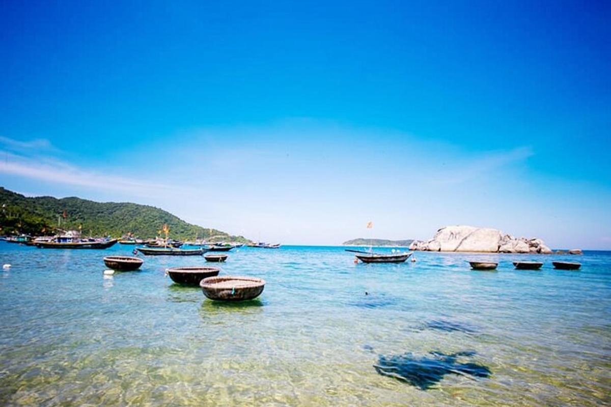 un grupo de barcos estacionados en el agua