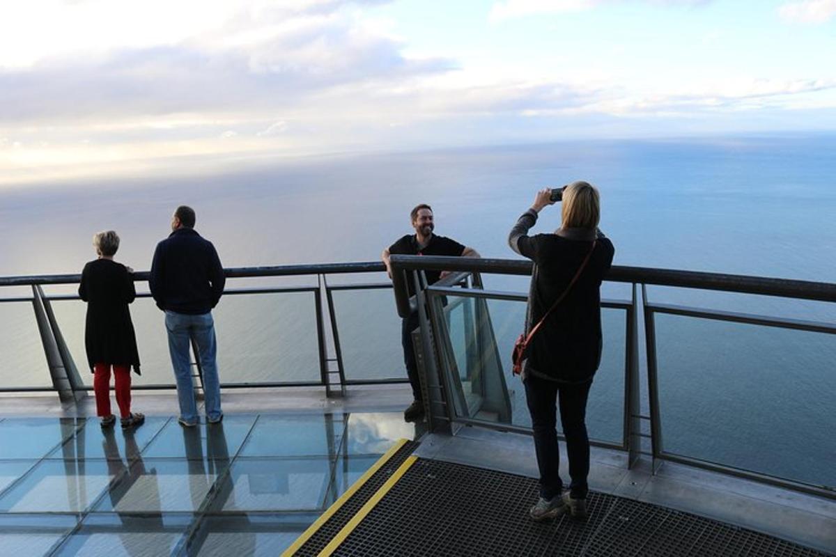 un gruppo di persone in piedi sulla cima di un edificio