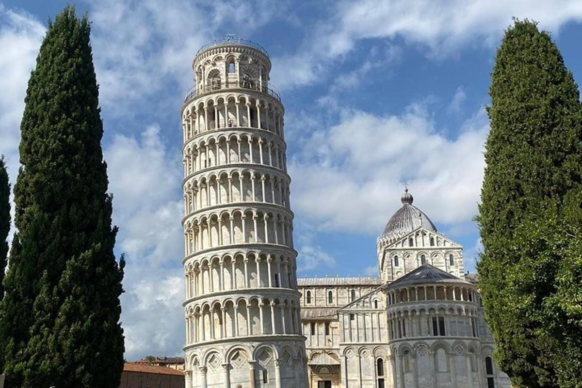a picture of the leaning tower of pisa