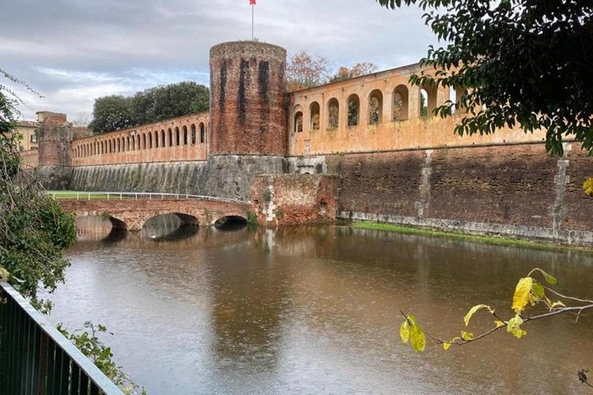 un pont sobre un riu davant d'un edifici