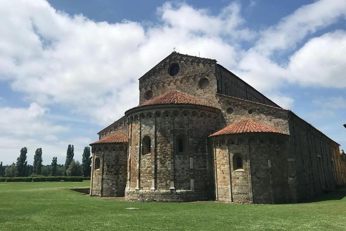 un antic edifici de pedra en un camp d'herba