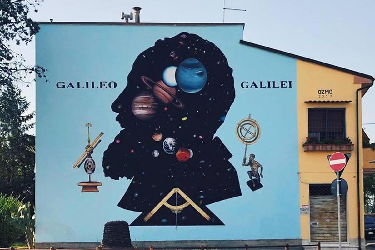 un mural d'una dona al costat d'un edifici