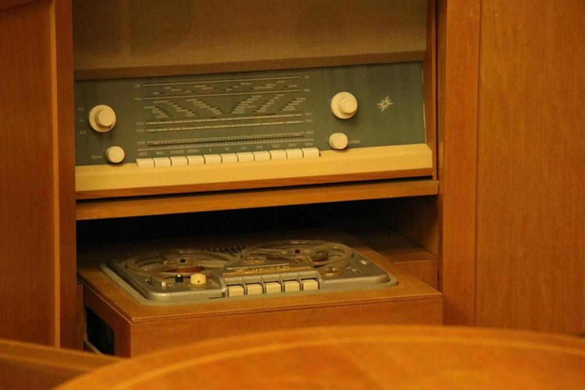một tủ gỗ có một cây đàn organ bên trong