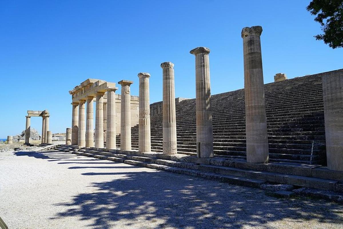 μια σειρά από αρχαίες κολόνες σε ένα κτίριο
